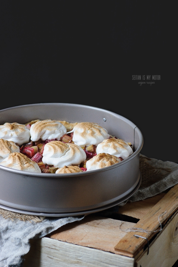 rhubarb vanilla meringue tart | seitanismymotor.com