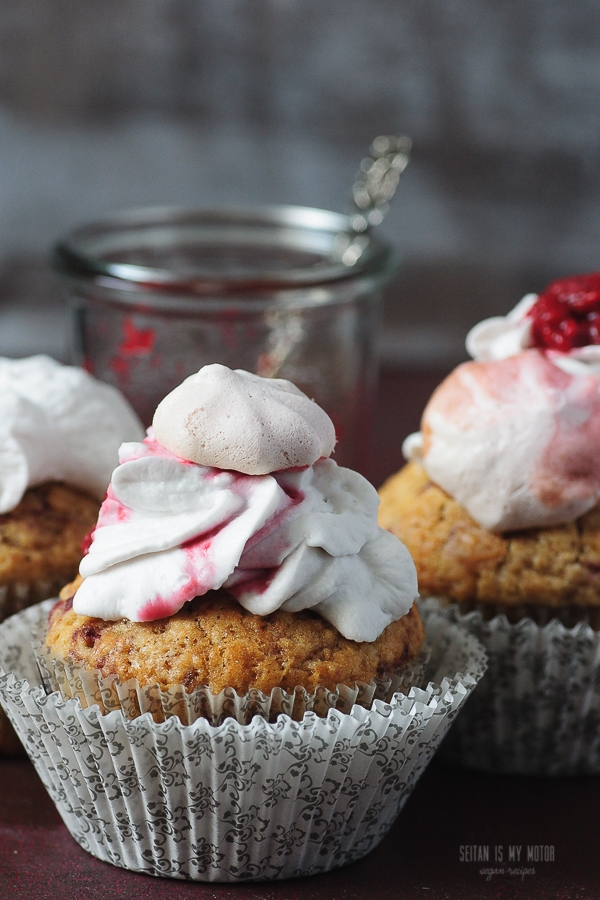 coconut raspberry cupcakes | seitanismymotor.com