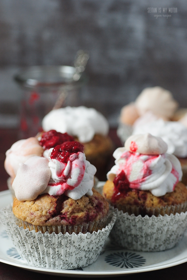 coconut raspberry cupcakes | seitanismymotor.com