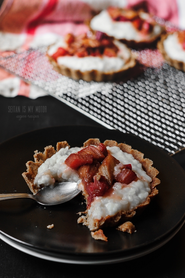 Rhubarb Rice Pudding Tartelettes | seitanismymotor.com