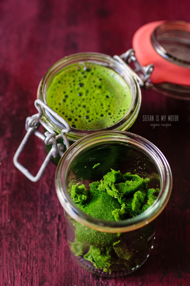 juicing kale with a laundry bag