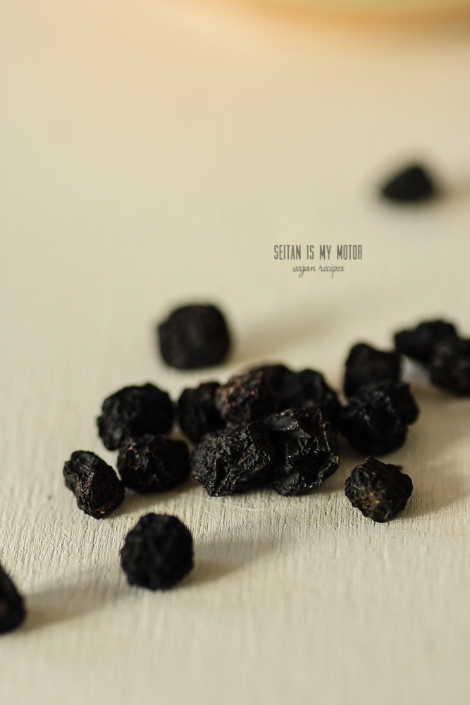 dried aronia berries