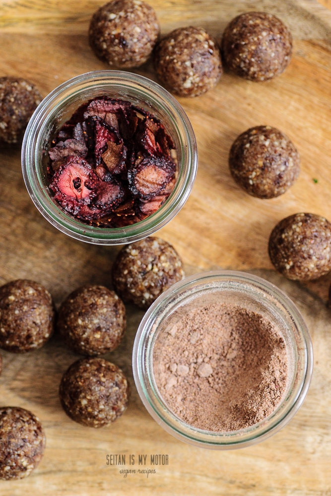 Hazelnut Raisin Snack Balls #vgnmf16 #vegan