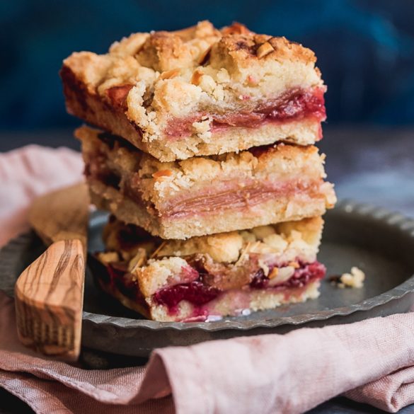 Easy Rhubarb Streusel Cake