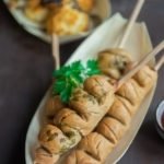 Drei Stücke Stockbrot in einer Schale