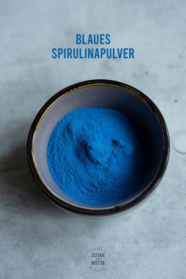 blaues Spirulinapulver in einer kleinen Schüssel