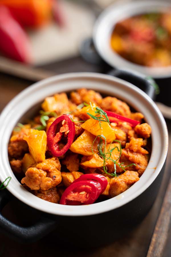 A serving og goulash in a small pot.