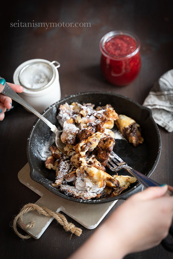 Kaiserschmarrn in einer Pfanne.