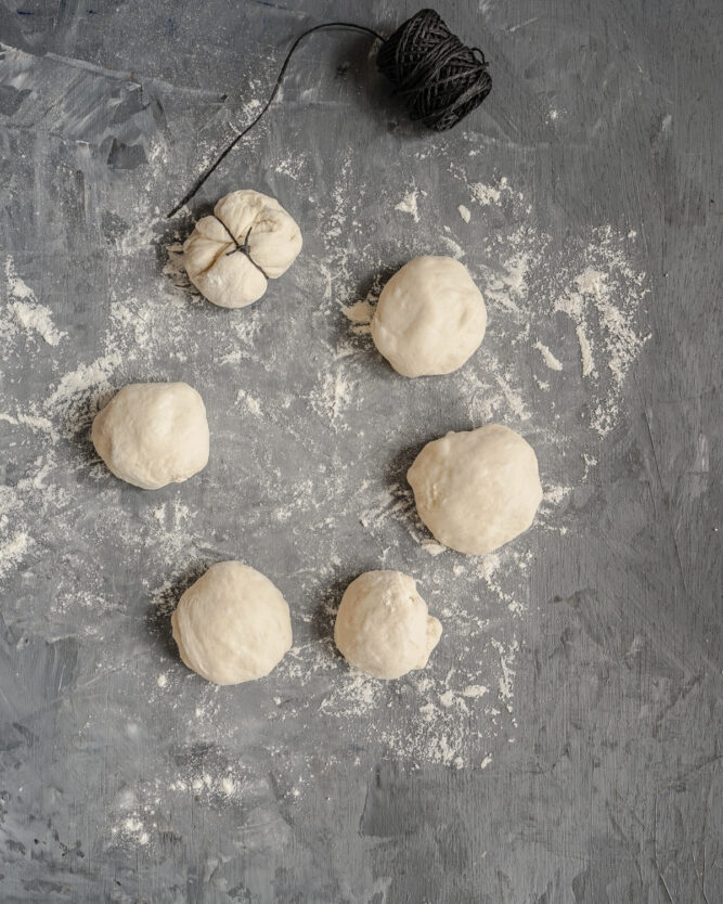 So formt man Brötchen in Kürbisform mit Hilfe von Küchengarn.