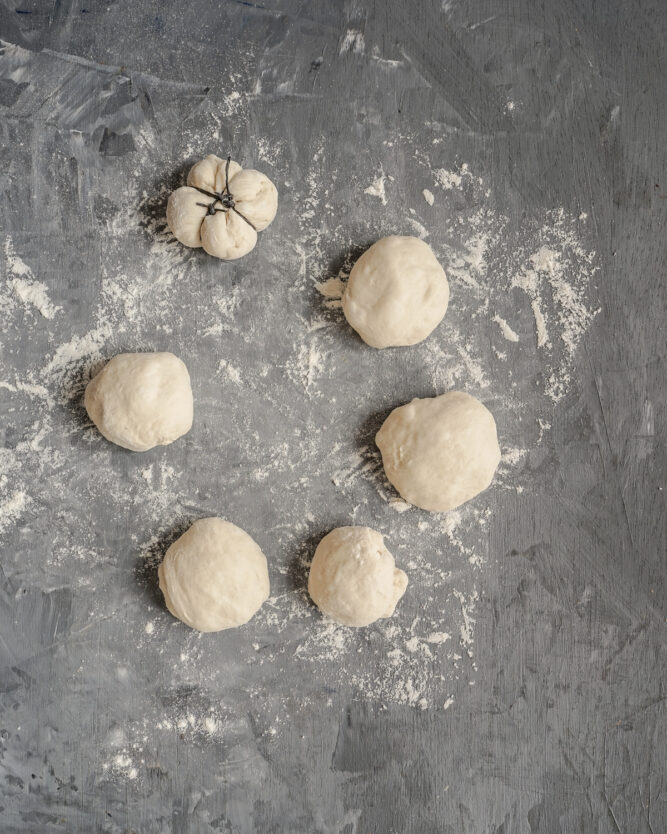 So formt man Brötchen in Kürbisform mit Hilfe von Küchengarn.