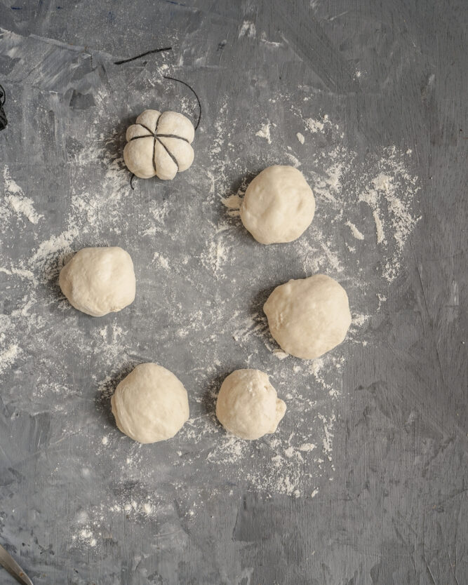 So formt man Brötchen in Kürbisform mit Hilfe von Küchengarn.