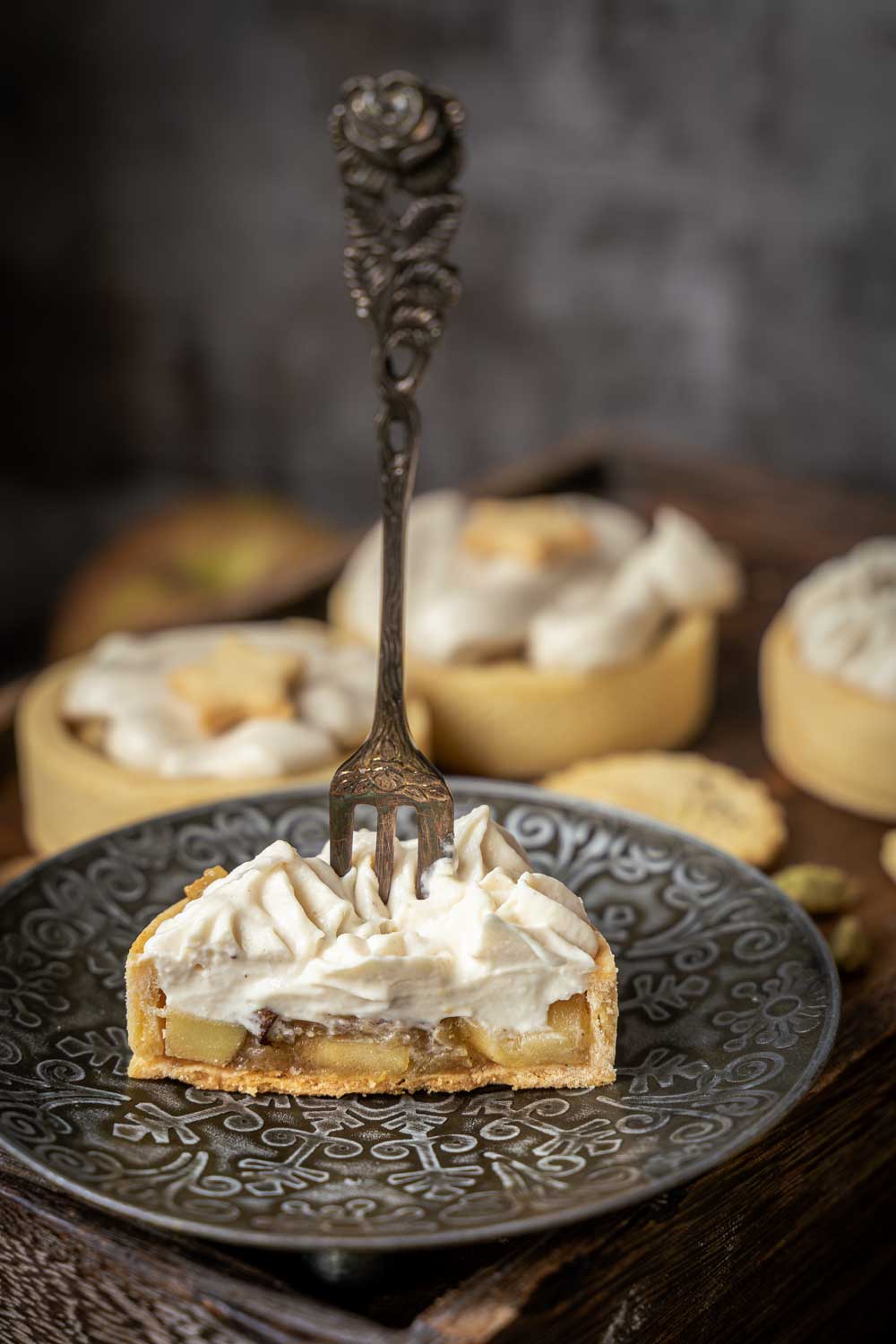 Apfeltartelettes mit veganer Sahne und einfachem Mürbeteig